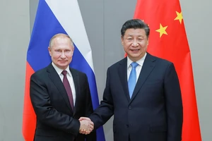 Tổng thống Nga Vladimir Putin (trái) và Chủ tịch Trung Quốc Tập Cận Bình (phải). Ảnh: TÂN HOA XÃ