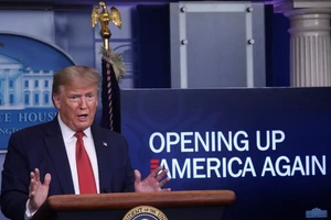 Tổng thống Mỹ Donald Trump đề xuất ba giai đoạn mở cửa trở lại nền kinh tế trong đại dịch COVID-19. Ảnh: REUTERS