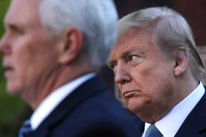 Tổng thống Donald Trump (phải) và Phó Tổng thống Mike Pence (trái) trong họp báo ngày 3-4 ở Nhà Trắng. Ảnh: REUTERS