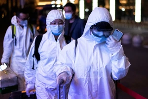 Nhân viên y tế tham gia phòng, chống dịch COVID-19 ở TP Vũ Hán, Trung Quốc hồi tháng 2. Ảnh: AFP