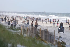 Rất nhiều người dân đã đổ ra biển sau khi chính quyền TP Jacksonville, bang Florida (Mỹ) cho phép các bãi biển mở cửa trở lại hôm 17-4. Ảnh: CNBC