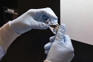 Các cuộc thử nghiệm thuốc trị COVID-19 ở Trung Quốc gặp khó vì thiếu bệnh nhân để thử nghiệm. Ảnh: AP