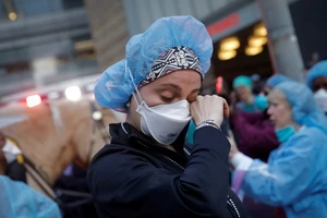 Một nữ y tá công tác tại Trung tâm Y tế Langone thuộc TP New York, Mỹ ngày 19-4. Ảnh: CNBC