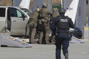 Cảnh sát tại hiện trường vụ xả súng ở tỉnh Nova Scotia, Canada đêm 18-4. Ảnh: REUTERS
