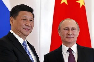 Chủ tịch Trung Quốc Tập Cận Bình (trái) và Tổng thống Nga Vladimir Putin (phải) trong hội nghị nhóm BRICS hồi tháng 11-2015. Ảnh: REUTERS