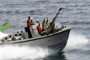 Một tàu Iran tham gia diễn tập hải quân trên Vịnh Ba Tư. Ảnh: REUTERS