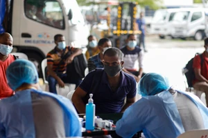 Một trạm xét nghiệm COVID-19 lưu động ở Singapore. Ảnh: CNN