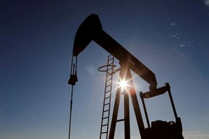 Một máy bơm dầu tại một nhà máy bang Texas (Mỹ) hồi tháng 12-2019. Ảnh: REUTERS