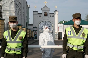 Trạm kiểm soát y tế tại một nhà thờ ở thủ đô Kiev, Ukraine ngày 21-4. Ảnh: REUTERS