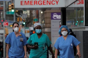 Nhân viên y tế tại Trung tâm Y tế Langone thuộc TP New York, Mỹ ngày 21-4. Ảnh: REUTERS