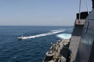 Hình ảnh từ vụ "chạm trán" giữa nhóm tàu Mỹ và nhóm tàu Iran ở vịnh Ba Tư hôm 15-4. Ảnh: REUTERS