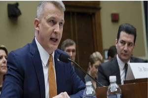 Tiến sĩ Rick Bright đã bị cách chức Giám đốc của Cơ quan Nghiên cứu và Phát triển Y sinh Tiến tiến (BARDA) - cơ quan thuộc Bộ Y tế và Dịch vụ Dân sinh Mỹ. Ảnh: BLOOMBERG