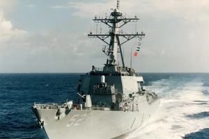 Tàu khu trục mang tên lửa dẫn đường USS Barry. Ảnh: HẢI QUÂN MỸ