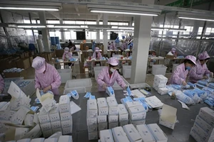 Một cơ sở sản xuất khẩu trang tại tỉnh Chiết Giang (Trung Quốc). Ảnh: THỜI BÁO HOÀN CẦU