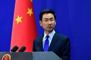 Phát ngôn viên Bộ Ngoại giao Trung Quốc Cảnh Sảng trong họp báo ngày 23-4. Ảnh: TÂN HOA XÃ