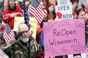Người dân bang Wisconsin biểu tình, đòi nhà chức trách mở cửa lại nền kinh tế. Ảnh: REUTERS
