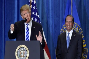 Tổng thống Donald Trump nói không có chuyện sa thải Bộ trưởng Bộ Y tế và Dịch vụ Dân sinh Alex Azar (bên phải). Ảnh: AP