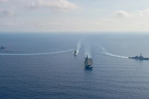 Hải quân Úc và Mỹ tập trận trên biển Đông ngày 13-4. Ảnh: HẢI QUÂN MỸ