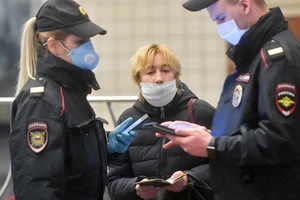 Cảnh sát Nga đeo khẩu trang làm nhiệm vụ ở thủ đô Moscow, Nga ngày 27-4. Ảnh: TASS