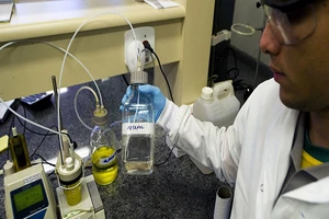 Hơn 700 người Iran tử vong do ngộ độc cồn methanol. Ảnh: AFP