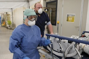 Nhân viên y tế tại một bệnh viện ở thủ đô Brussels, Bỉ ngày 26-4. Ảnh: AFP