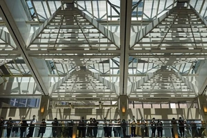 Người biểu tình tập trung ở trung tâm thương mại Landmark Atrium, đảo Hong Kong, hôm 29-4. Ảnh: AP