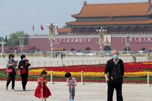 Người dân Bắc Kinh đi dạo trước Quảng trường Thiên An Môn ở thủ đô Bắc Kinh (Trung Quốc) hôm 29-4. Ảnh: REUTERS