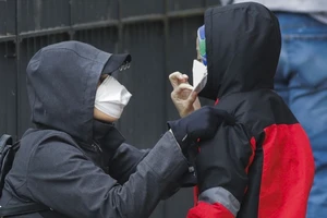 Một bà mẹ đưa con đến bệnh viện xét nghiệm COVID-19 ở bang New York, Mỹ ngày 26-4. Ảnh: REUTERS