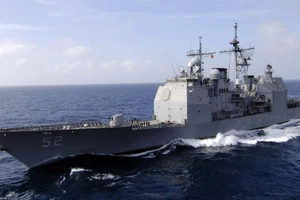 Tuần dương hạm USS Bunker Hills ở biển Đông (Ảnh chụp ngày 25-4). Ảnh: HẢI QUÂN MỸ