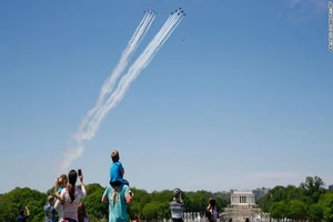 Bất chấp cảnh báo về COVID-19, người dân thủ đô Washington DC (Mỹ) ra ngoài theo dõi màn trình diễn máy bay hôm 2-5. Ảnh: CNN