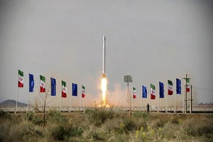 Hình ảnh một tên lửa đẩy mang vệ tinh của Iran được phóng lên tại một địa điểm không xác định hôm 22-4. Ảnh: AP