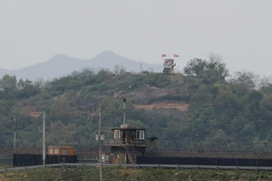 Các trạm gác Triều Tiên (trên) và Hàn Quốc (dưới) ở biên giới hai miền, tháng 6-2019. Ảnh: AFP