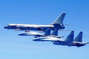 Quân đội Trung Quốc tổ chức tập trận gần đảo Đài Loan hồi đầu tháng 4. Ảnh: CGTN