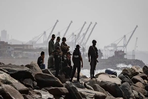 Lực lượng an ninh Venezuela canh giữ bờ biển TP La Guaira, bang Vargas. Ảnh: EPA