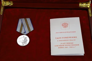 Huân chương kỷ niệm nhân dịp "75 năm Chiến thắng trong Chiến tranh Vệ quốc vĩ đại 1941-1945" do Tổng thống Nga Vladimir Putin trao cho nhà lãnh đạo Triều Tiên Kim Jong-un. Ảnh: FACEBOOK/ĐSQ Nga tại Triều Tiên