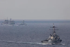 Tàu khu trục USS Donald Cook (trước), tàu hậu cần USNS Supply của Hải quân Mỹ (trái) và tàu khu trục HMS Kent của Hải quân Hoàng gia Anh (phải) trong hoạt động ở biển Barents hôm 4-5. Ảnh: Hải quân Mỹ