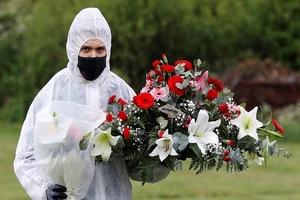 Một nhân viên phục vụ tang lễ trong trang phục bảo hộ tại nghĩa trang London. Ảnh: REUTERS
