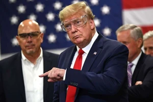 Tổng thống Donald Trump thăm nhà máy sản xuất khẩu trang ở bang Arizona (Mỹ) ngày 5-5. Ảnh: REUTERS