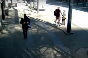 Một thanh niên ở TP Vancouver (Canada) tấn công một phụ nữ gốc Á. Ảnh: SCMP