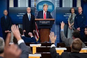 Tổng thống Donald Trump và các thành viên Đội đặc nhiệm chống COVID-19 của Mỹ trong một cuộc họp báo. Ảnh: NBC NEWS
