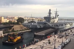 Tàu sân bay Cavour của Hải quân Ý được dắt ra biển Ionia hôm 6-5. Ảnh: SPUTNIK