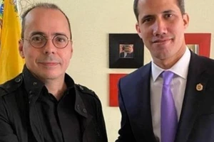 Ông Juan Guaido (phải) và ông Juan Rendon (trái) - người thừa nhận tổ chức vụ đột kích vào Venezuela. Ảnh: TELESUR