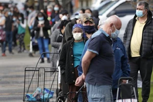 Hàng dài người xếp hàng chờ nhận hỗ trợ tại nhà thờ St. Mary, TP Waltham, bang Massachusetts, Mỹ hôm 7-5. Ảnh: AP