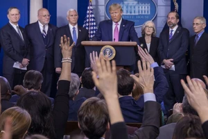 Các đơn vị báo chí, truyền thông tác nghiệm tại cuộc họp báo về COVID-19 hôm 16-4 của Tổng thống Donald Trump. Ảnh: REUTERS