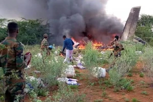 Hiện trường vụ máy bay chở hàng viện trợ của Kenya bị bắn rơi ngày 4-5. Ảnh: REUTERS