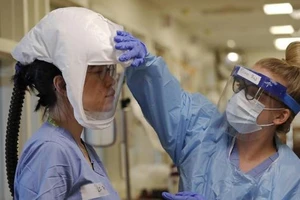 Nhân viên y tế tại khu cách ly của một bệnh viện ở TP Seattle, Mỹ ngày 4-5. Ảnh: REUTERS