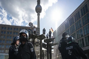 Cảnh sát Đức xuất hiện tại một cuộc biểu tình đòi dỡ bỏ các biện pháp phong tỏa hôm 9-5. Ảnh: AP