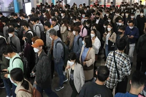 Người dân Seoul đều đeo khẩu trang khi ra đường sáng ngày 11-5. Ảnh: YONHAP NEWS