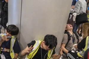 Người biểu tình bị cảnh sát khống chế hồi ngày 10-5. Ảnh: REUTERS