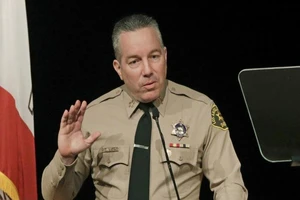 Cảnh sát trưởng hạt Los Angeles Alex Villanueva phát biểu trong một buổi lễ tại Công viên Monterey, California vào tháng 12-2018. 